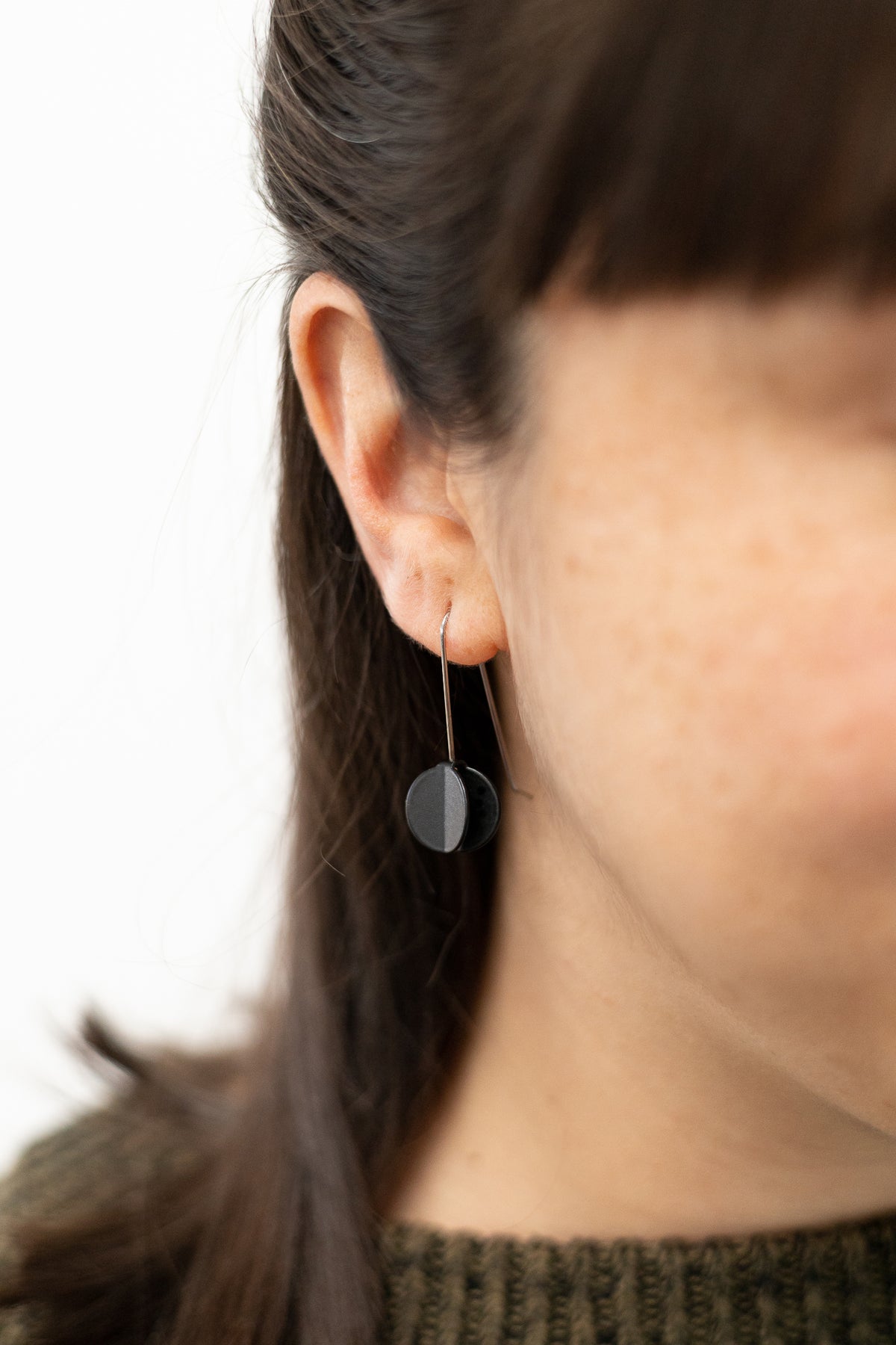Small outlet black earrings